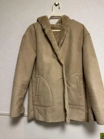 [ urban research ] 베이지 후드 부착 무스탕 코트
