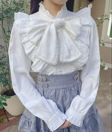 ROJITA 펄 보타이 프릴 블라우스 화이트