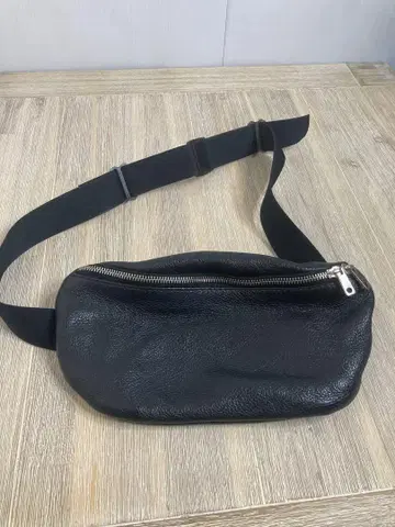 ITTI 블랙 가죽 바디백