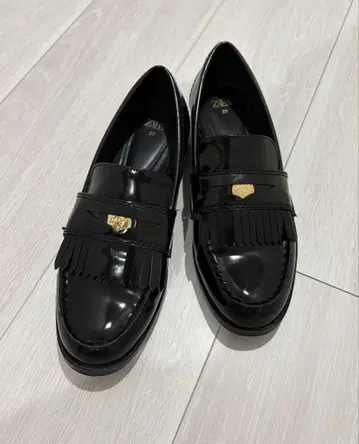 ZARA 플랫 로퍼 메탈 디테일