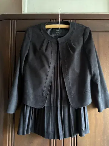 블랙 자켓과 플리츠 스커트 세트