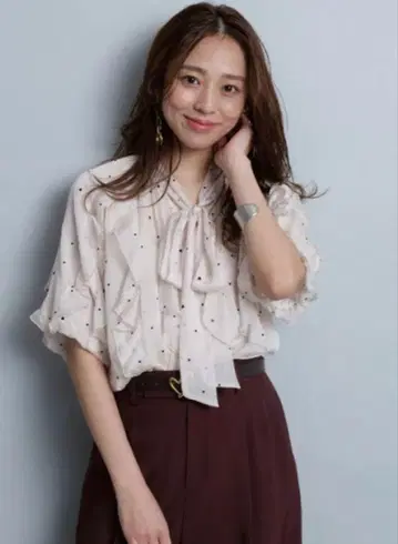 택 포함 새상품 JUSGLITTY 저스길리티 메니 프릴 보타이 블라우스