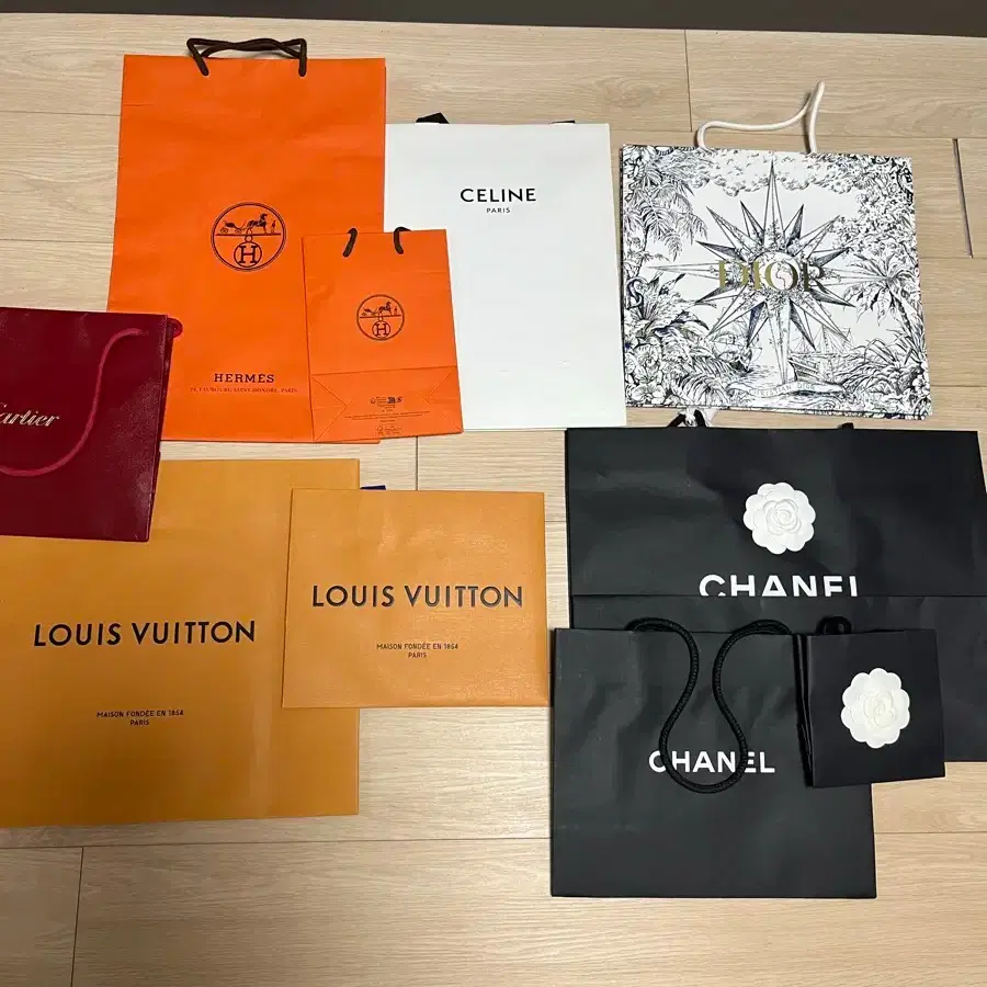 ブランドの箱や紙袋（Louis Vuitton, Chanel, Hermès） Luxury Bags Hermes Chanel Louis Vuitton Louis Vuitton Luxury Bags