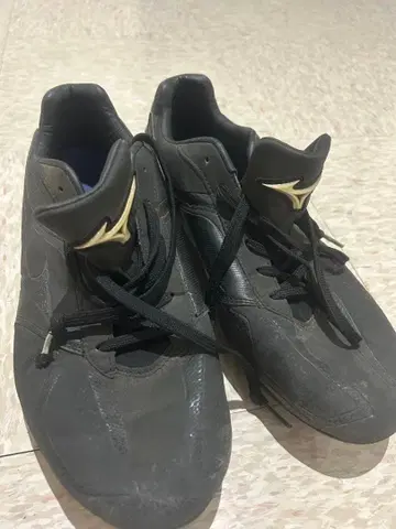 Mizuno 블랙 스파이크 금장 장식