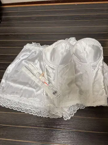 트라이엄프 AMO STYLE 브라이덜 이너 F65 화이트