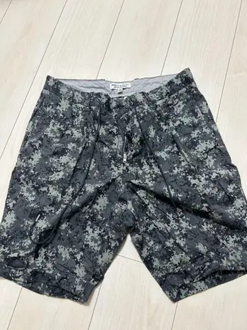뷰티 앤 유스 카모 패턴 숏팬츠
