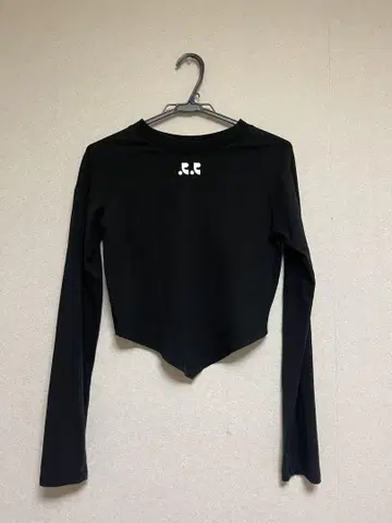 Rest & Recreation 크롭 기장 긴팔 T셔츠