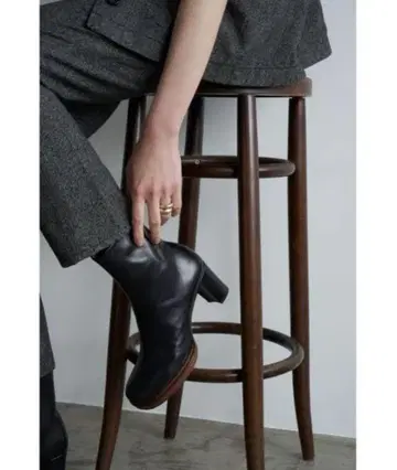 CLANE EDGE ROUND SHORT BOOTS