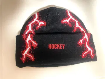 HOCKEY 니트 모자 착용 사진 있음