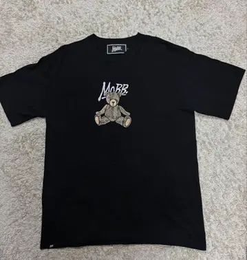 MOBB 테디베어 자수 T셔츠 블랙