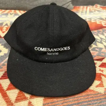 COMES AND GOES 블랙 울 캡