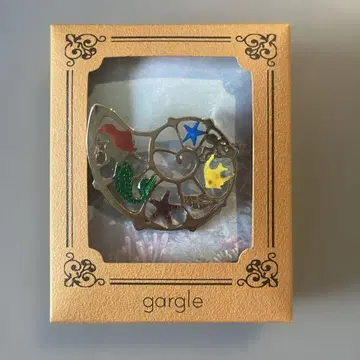 gargle 인형 모티브 핀 배지