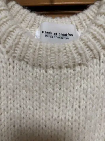 Hands of creation 아이보리 크루넥 니트