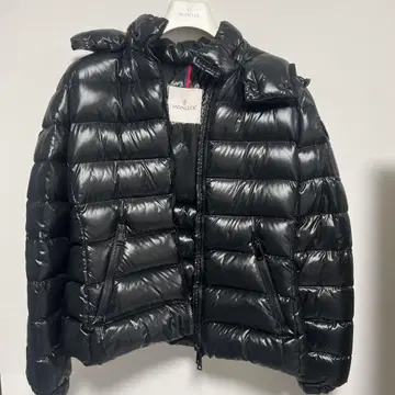 새상품급! MONCLER 블랙 다운 자켓 후드 부착