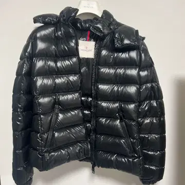 새상품급! MONCLER 블랙 다운 자켓 후드 부착