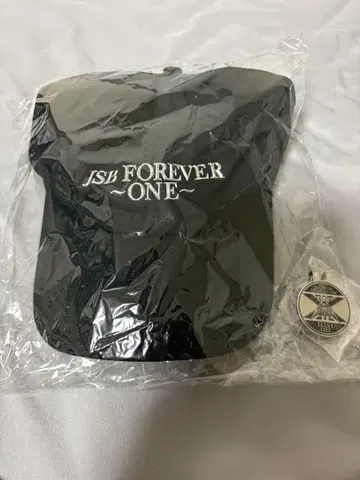 JSB FOREVER ONE 블랙 캡과 기념 핀 배지 세트