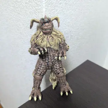 괴수 피규어 브라운과 옐로우 컬러 약 15cm