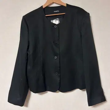 미사용 새상품 fekete 여성용 파워숄더 노카라 자켓 M