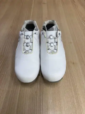 FJ 화이트 스파이크 슈즈
