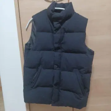 블랙 다운 베스트 프론트 지퍼 포함