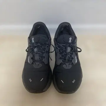 On 블랙 스니커즈