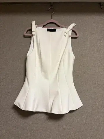 [ ZARA ] 화이트 페플럼 슬리브리스 상의