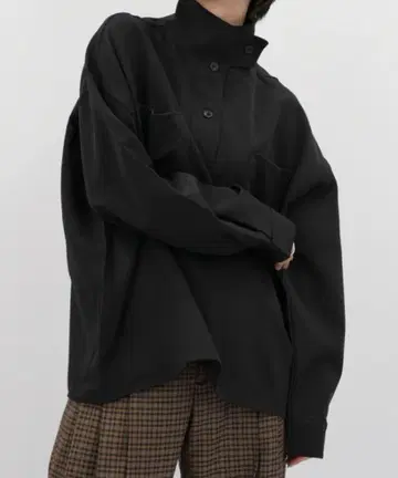 Uenui 스탠드 카라 오버 셔츠 블랙