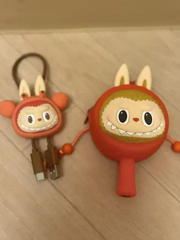 러브부 충전 케이블과 댕댕이 북 모양 파우치