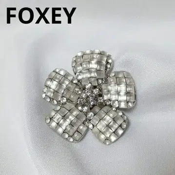 FOXEY 폭시 BROOCH 'FLEUR' 스테디셀러 브로치 화이트