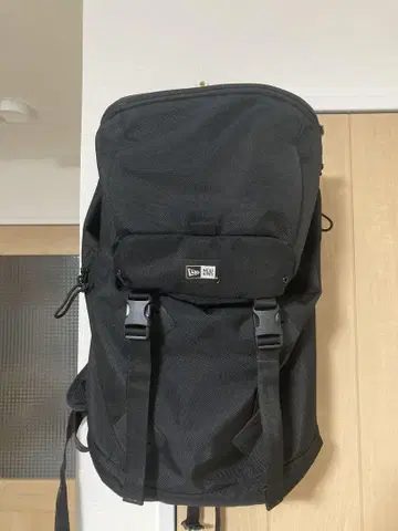 NEW ERA 블랙 백팩 거의 미사용