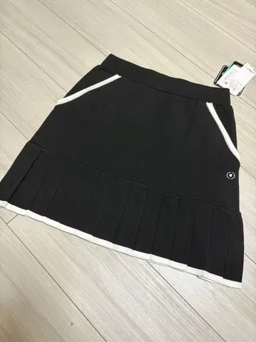 PING 블랙 플리츠 스커트