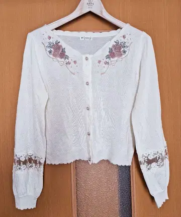 엑시즈팜 꽃무늬 자수 가디건 레이스 화이트