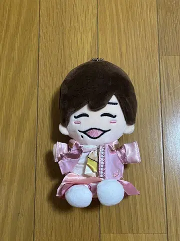 핑크 의상의 웃는 봉제 인형
