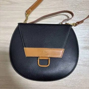 쿠레쥬 플랩 숄더백 중형 블랙 브라운
