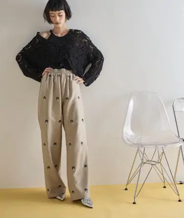 THE YOn 비즈 자수 이지 팬츠 슬랙스 베이지 팬츠