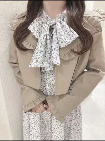 프릴 달린 베이지 라이더 자켓