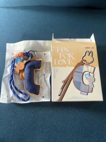 PIN FOR LOVE 키링 J