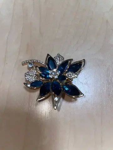 파란색 꽃 디자인 브로치