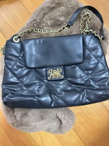 블랙 퀼팅 숄더백