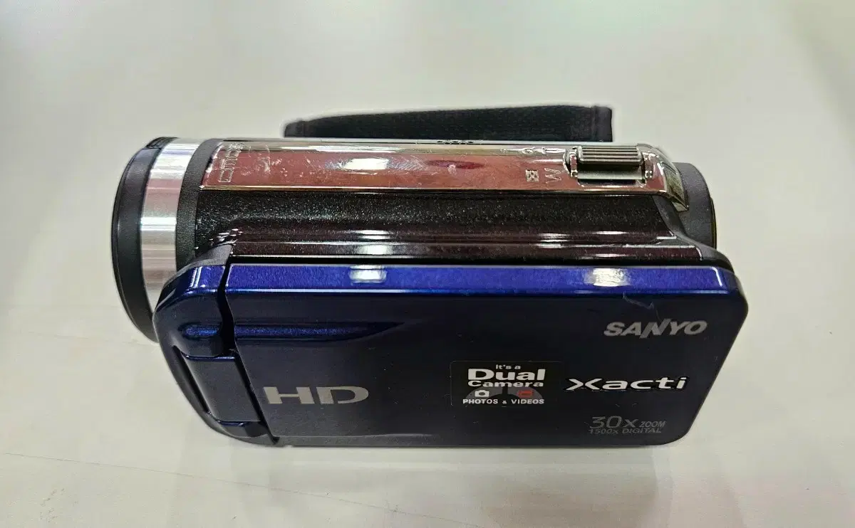Sanyo Vintage Camcorder Xacti VPC-TH1 HD Mini Handycam Optical 30x