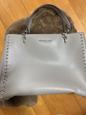 MICHAEL KORS 스터드 장식 핸드백 그레이