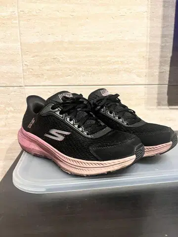 스케쳐스 슬립인즈 GO RUN CONSISTENT 고런