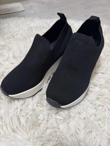more 블랙 슬립온 스니커즈