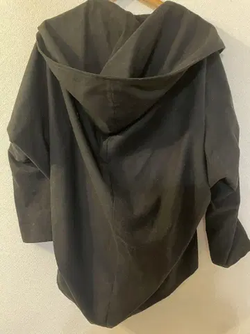 후드 부착 블랙 코트