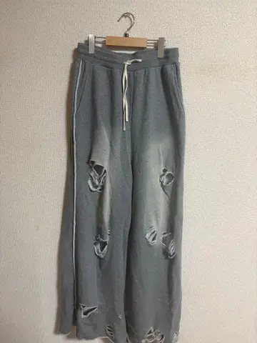 데미지 가공 그레이 스웨트 팬츠