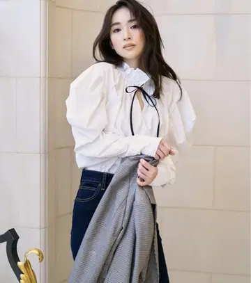 SNIDEL 프릴 스탠드 카라 블라우스