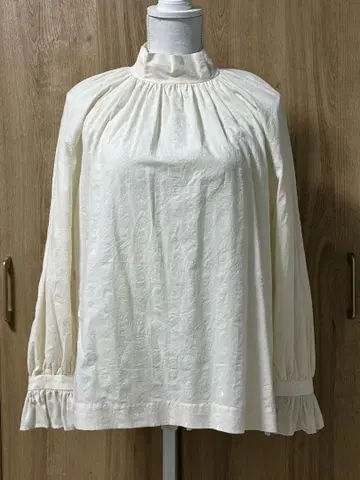 마가리 아이보리 하이넥 프릴 셔츠