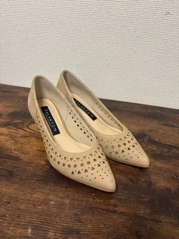 다이애나 베이지 스웨이드 컷 아웃 펌프스