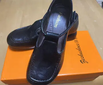 Emiwalk 스트랩 포함 라운드토 펌프스 블랙