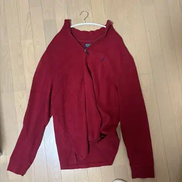 빨간색 지퍼 달린 트레이닝복